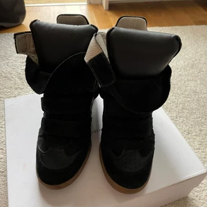 Isabel marant étolie  - Säljer mina svarta marants i storlek 39! Inköpta för 5000kr och är sparsamt använda och därför i väldigt bra skick. Lite mindre i storleken och passar både 38/39! Frakt tillkommer i priser! (Frakten kan variera beroende på vad som funkar)