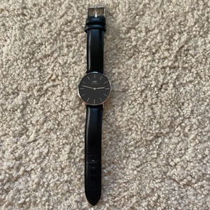 Daniel Wellington klocka - Fin klocka från Daniel Wellington i bra skick. Använd ett fåtal gånger. 36 mm. Behöver byta batteri. Nypris 1699kr