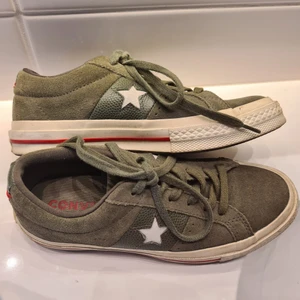 Skor från converse! - Supercoola skor från converse! Gjorda i militärgrönt läder och storlek 36,5. 