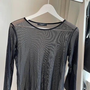 Meshtröja - Lösare meshtröja med långa armar. Använd men i superfint skick. Rundhalsad. Köpt för ca 3 år sedan