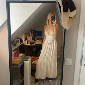 Så fin långklänning  - Sååå fin långklänning från Astradivarius och är helt oanvänd! Säljer för 350kr