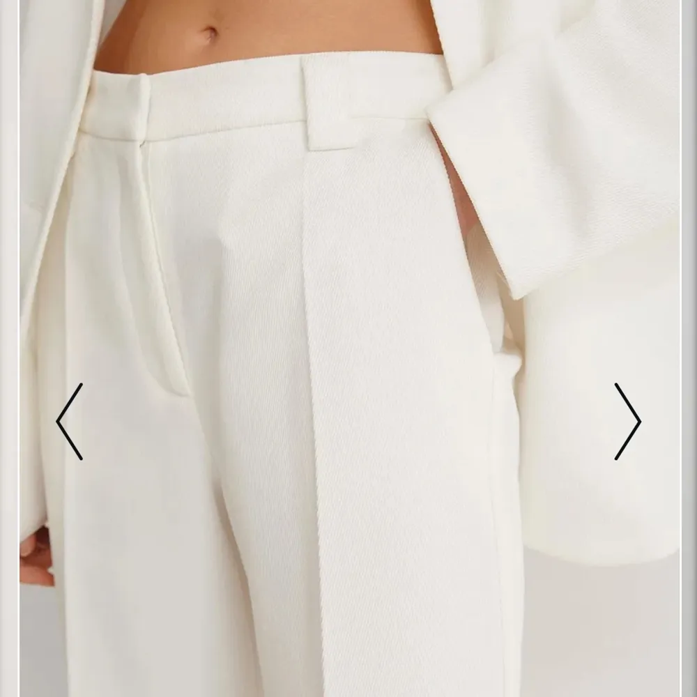 Supersnygga helt oanvända vita kostymbyxor. Köpte i två olika storlekar men hann inte returera, därför säljer jag nu ena paret!. Jeans & Byxor.
