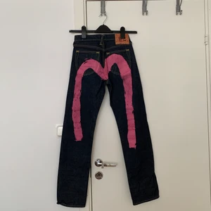 Evisu Jeans - Skitsnygga jeans från Evisu som jag köpte här på plick men var för små på mig.... innerben: 88cm, midja: 65cm. sista bilden är lånad :) ❗️Kan sälja för 100kr billigare vid snabb affär!!!!!