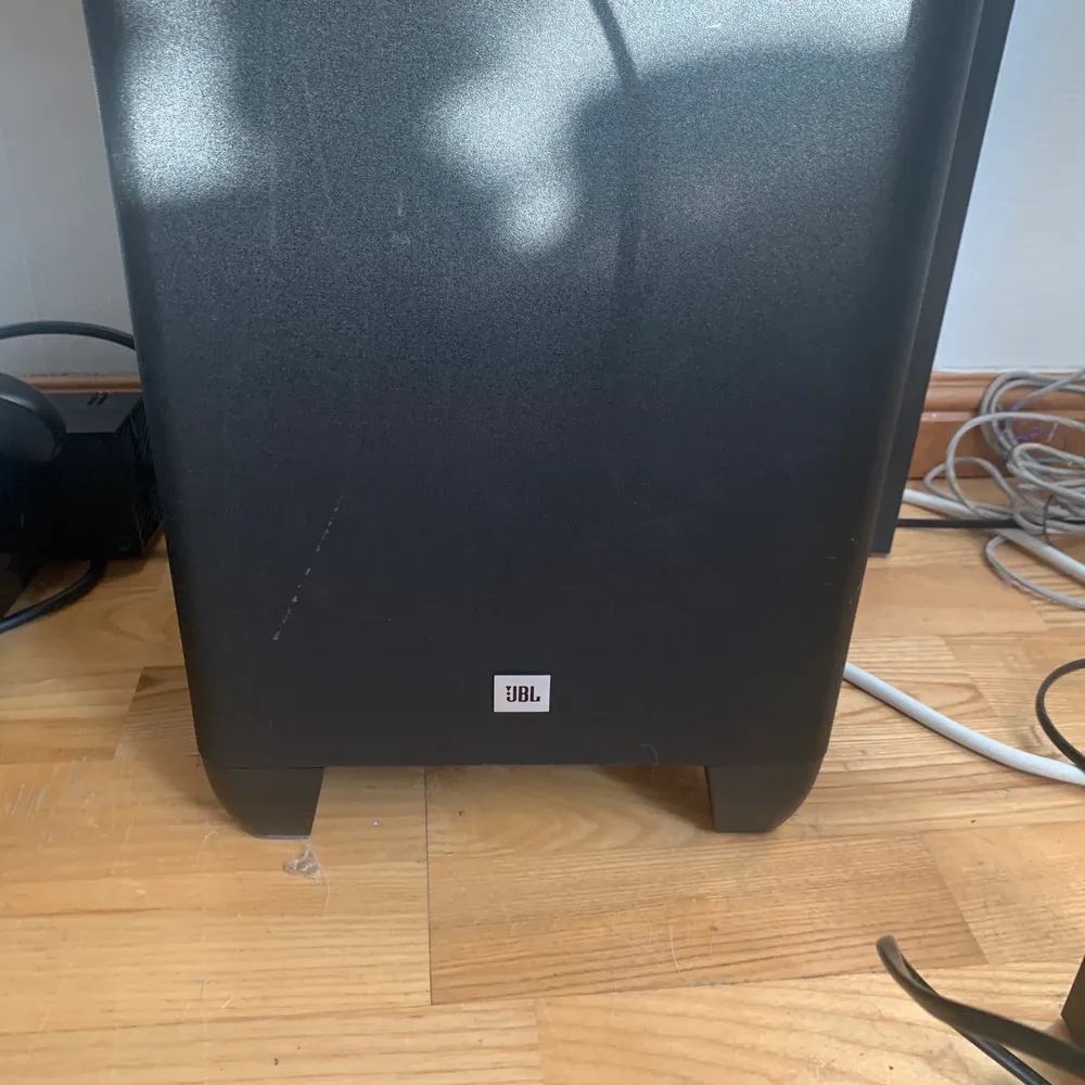 Säljer det för jag använder aldrig de o bara stått still haft de i 1år ungefär och funderar på helt nya inget fel på dem. Ny pris 4000, sjukt bra ljud i dem . Muu.
