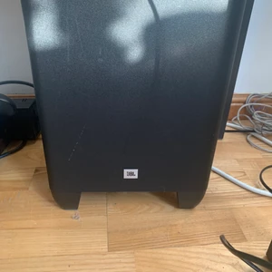 JBL högtalare och bas  - Säljer det för jag använder aldrig de o bara stått still haft de i 1år ungefär och funderar på helt nya inget fel på dem.  Ny pris 4000, sjukt bra ljud i dem 