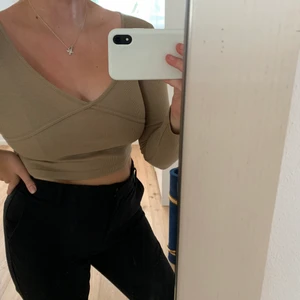 Brun tröja - Säljer nu min super snygga tröja från Chiquelle! Den är tyvärr lite liten för mig så är inte så bekväm i den, men älskar modellen. Storlek M men skulle säga att den är mer S/M 🥰🥰