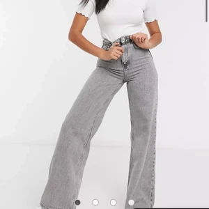 Gråa jeans - Populära gråa jeans från Stradivarus i storlek 34. Väldigt långa, jag är ca 162 och de gick över hälen på mig. Jätteskönt material, mjukare än vanliga jeans. Superbra skick! Säljer för 190 kr+ 66kr spårbar frakt💕💕