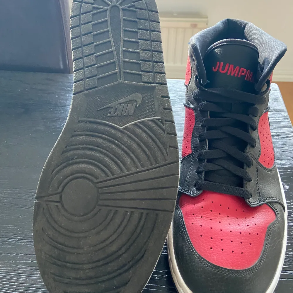 Jag säljer min brors Nike Jordan access i storlek 46. Dessa säljs då dem är för små för han. Mycket fräscha, knappast använda bara ett fåtal gånger. Fler bilder kan skickas ✨ KÖPAREN STÅR FÖR FRAKTEN . Skor.