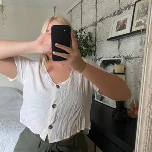 Topp strl 42 - M/L - Jättefin tunn topp i en gräddvit färg. Strl 42 och sitter fint på både en strl M och L :)