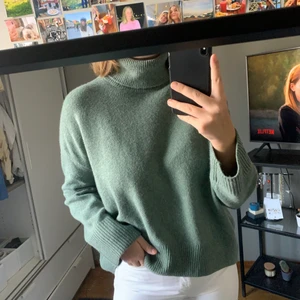 Grön stickad tröja  - Långärmad grön stickad tröja ifrån H&M i storlek xs (känns som S/M). Endast använd 1 gång. 