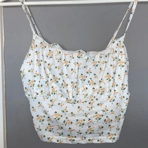 Topp - Super söt blommig topp i storlek S, har aldrig använts och inget fel på den heller. 
