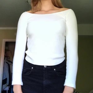 Off shoulder tröja - Söt off-shoulder tröja från bikbok i storlek M. Använd fåtal gånger. Säljs då den inte kommer till användning! 50kr, Hör av dig vid intresse eller frågor! 