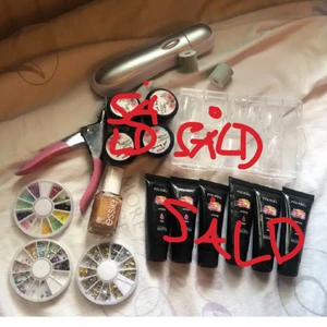 Nagel saker - Säljer alla dessa nagel saker! Finns lite olika saker så skriv privat vilka ni vill ha! Det finns polygel i 6 olika nude färger- 40 kr styck! Alla för 230 kr! Det finns nagel diamanter eller pärlor! En sådan kostar 35! Det finns ett guldigt nagellack ifrån essie original pris 149 säljer för 50! En speciell nagelklippare för lösnaglar säljer för 70 kr! Fyra nagelfärger säljer en för 25 alla för 80 kr! Nagelformer för polygel säljer jag för 75! Och sist en nagelfil som man får med tre olika grids!