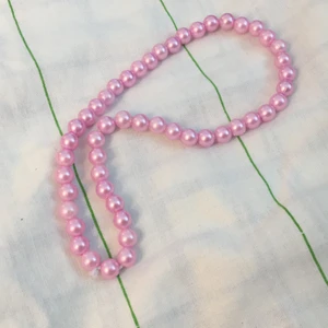 Rosa pärlhalsband 💕 - Ett rosa handgjort pärlhalsband💕 fin rosa glans🤍🍉 10kr + 10kr frakt💗