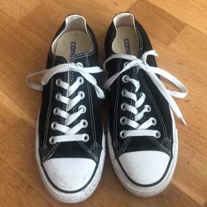 Låga svarta converse i st 39. Om flera vill ha dem blir det budgivning.