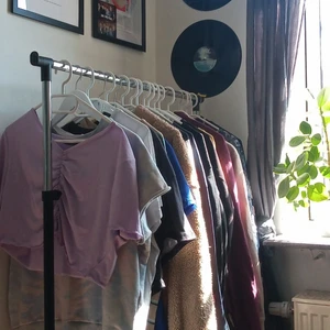 Massa olika plagg! - Hej, har rensat ur min garderob då jag har flyttat. Säljer nu allt möjligt som t-shirts, toppar, sweatshirts, hoodies, klänningar, jackor mm🌼Det finns i alla olika färger, tryck, mönster och storlekar. Något som passar alla helt enkelt. Om du ser något som värkar intressant eller vill se mer så är det bara att höra av sig så skickar jag bättre bilder. Och om du vill köpa något så kommer vi överens om ett rimligt pris, säljer allt ganska billigt då jag vill bli av med det☺️ köper står för frakt ❤️