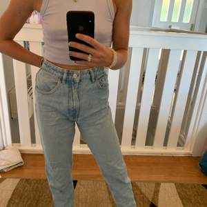 Ljusblå jeans från zara i storlek 34 rak i modellen och high waist 