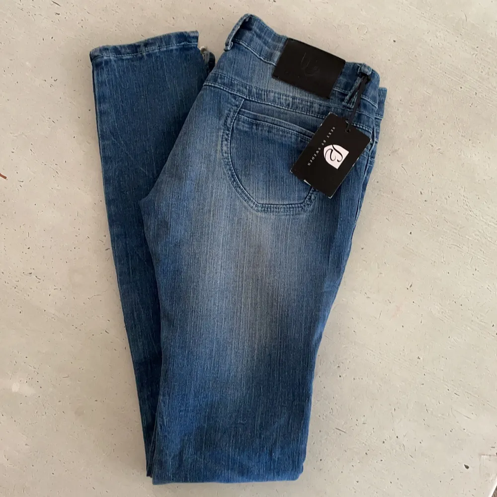 Super fina jeans från Sexy BY Sweden Bingo Rimer  i strl 27 helt nya låg midjade. Jeans & Byxor.