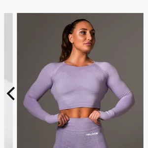 Relode lilac - Longsleeve från RELODE i storlek medium och färgen lilac. Aldrig använd och helt slutsåld på hemsidan! Köparen står för eventuella fraktkostnader