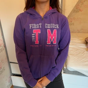 Sportig kofta - En lila kofta i sportigare modell med tryck ”First choice”, i strl 146/152. Från Premium Apparel. Endast testad. 