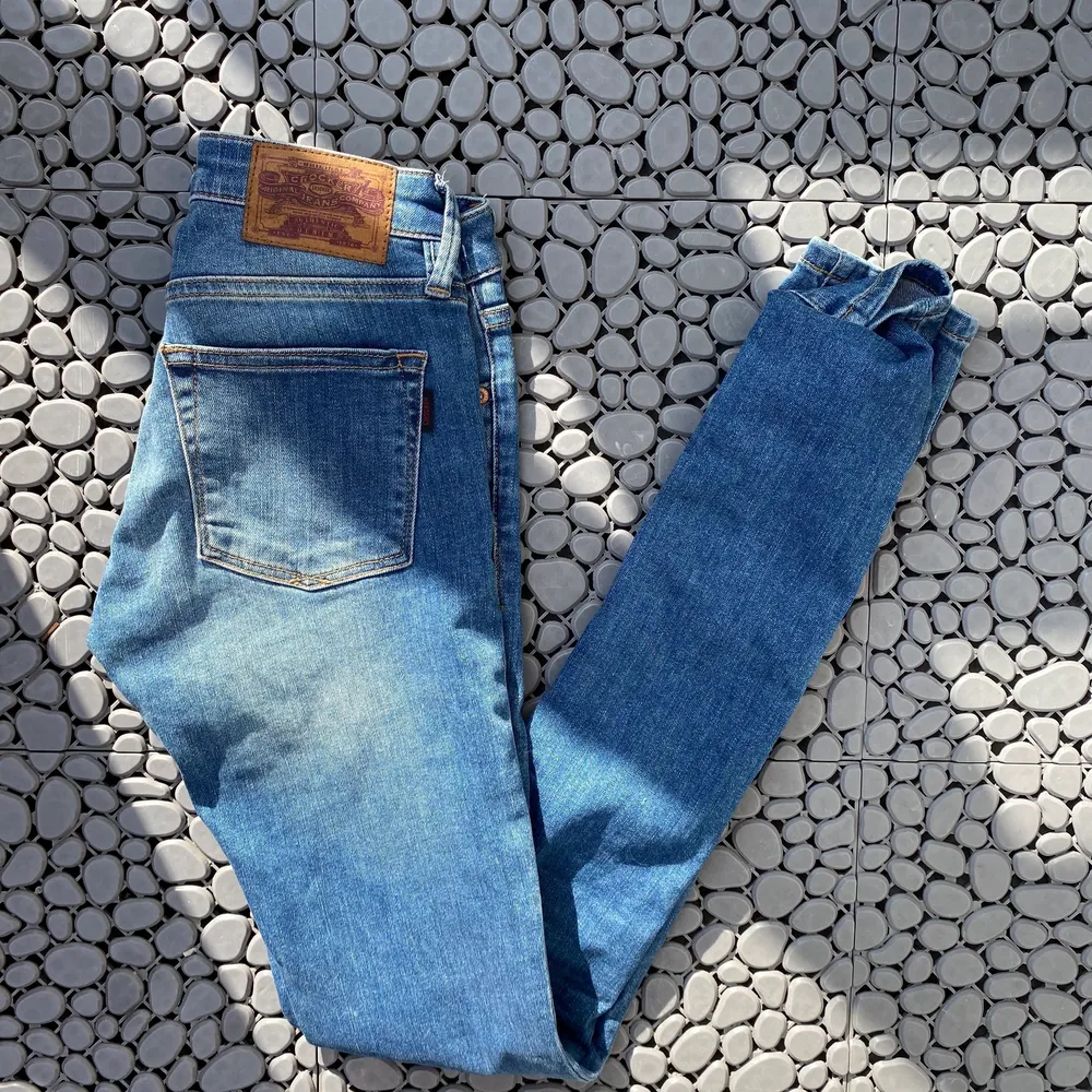Jeans i blå färg från JC (märket Crocker). I princip aldrig använda. Storlek 24/32. Low waist. Tight passform.. Jeans & Byxor.