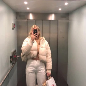 Puffer jacka - Varm och snygg puffer jacka från Monki (slutsåld på hemsidan). Väldigt bra skick perfekt till vintern Man kan även välja hur tight man vill att den ska sitta i midjan med hjälp av gummiband!        