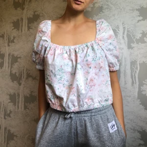 Helt ny topp - En helt ny, blommig topp med resår. Kort modell och passar till högmidjade byxor. 