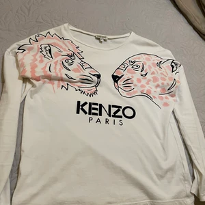 Kenzo tröja  - En tunn tröja från kenzo som är använd ett fåtal gånger så väldigt fint skick.