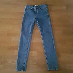 Säljer dessa blåa skinny jeans från NA-KD som är helt OANVÄNDA. Storlek 38, men tror att de också skulle passa strl 36. Köparen står för frakt och jag kan också mötas upp! (Passa på och köp, billigare oanvända jeans är svårt att hitta💙)
