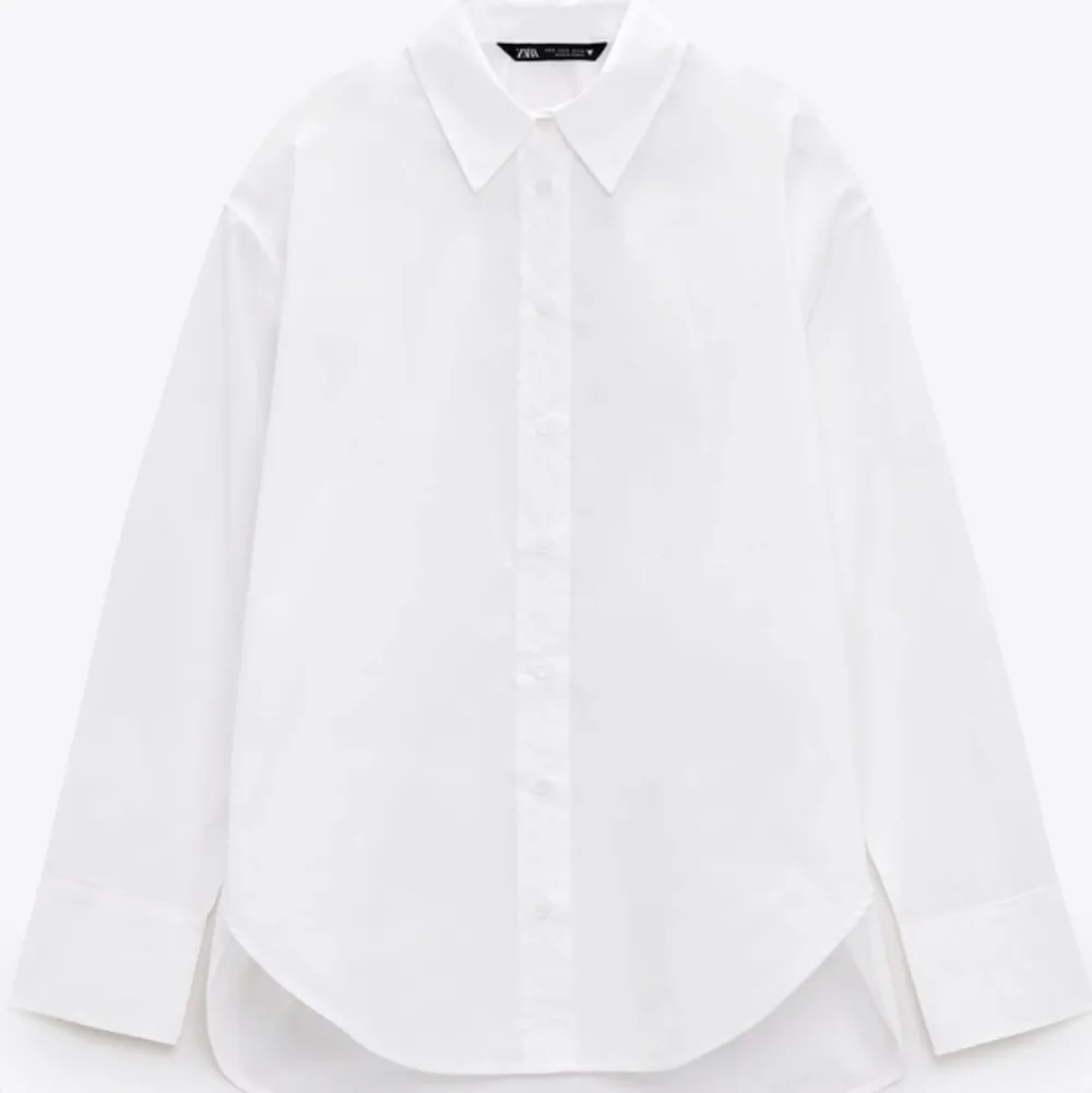 vit poplin skjorta från zara. endast använd 2 gånger. storlek s men är oversized så passar även m. . Skjortor.