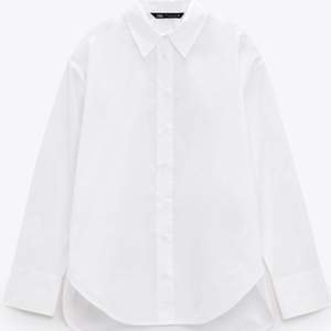 vit poplin skjorta från zara. endast använd 2 gånger. storlek s men är oversized så passar även m. 