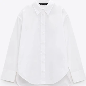ZARA POPLIN SKJORTA VIT - vit poplin skjorta från zara. endast använd 2 gånger. storlek s men är oversized så passar även m. 