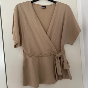 Blus från gina tricot i str S  - Nästan aldrig använd! Säljs för 70 kr 