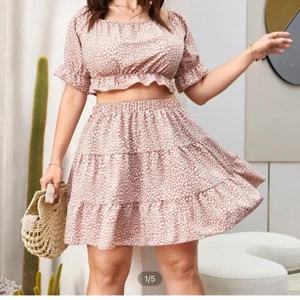 Ett sett från SHEIN  - Har aldrig haft på mig den då jag kände mig väldigt obekväm då jag brukar aldrig ha klänningar eller kjolar. Men plaggen är mer än underbara i materialet. Tyvärr var detta inget för mig men hoppas att någon annan kan få nytta av det!  Köpt för 149kr säljs för 100kr