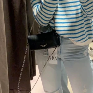 Zadig väska - Den lilla zadigväskan i svart. Använd ett fåtal gånger så den är som ny. Köpt för 2300kr. Jättefin och perfekt stanväska eller festväska (rock nano bag). Man får plats med mobil och plånbok. FRÅGA FÖR EGNA BILDER PÅ VÄSKAN💖 (lånad bild från @lovisathorwalls)