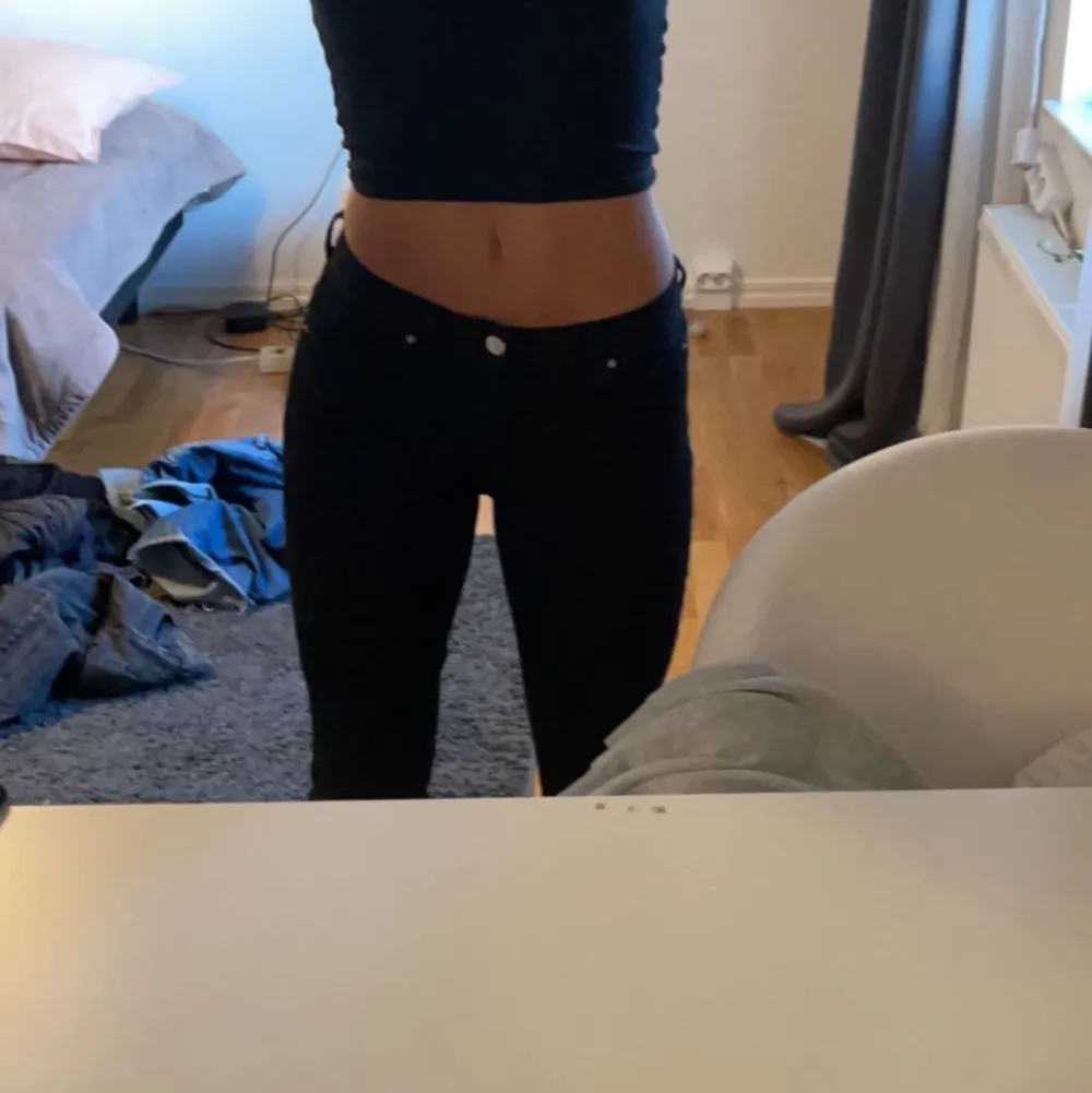 Säljer mina fina Jens som tyvärr inte kommer till användning. Dessa är i storlek S men skulle säga att de även passar XS, beroende på hur man vill att de ska sitta. 💞💞 köparen står för frakten. . Jeans & Byxor.