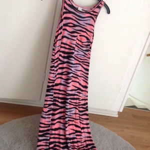 Kläning - En lång tiger ränders kläning. Använts några gånger. Har en ficka uppe på höger sida av bilden. Är i bra skick <3