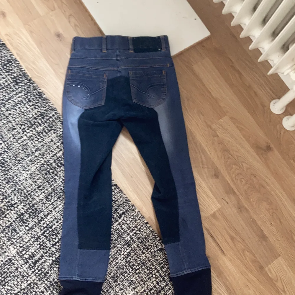  Är det ett par jeans eller byxor har använt ett till två gånger och det är ett par från Hööks köpte dom för 500 Kronor . Övrigt.