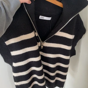 Zara - Kort ärmad  tjock tröja med dragkedja, köptes på zara i vintras för 350kr