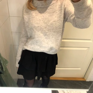 svart kjol - fin svart kjol som inte kommer till användning ! storlek XS