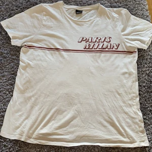 T-shirt från Gina tricot storlek M - En tröja från Gina tricot som jag har haft i ett år nu men funkar fortfarande att använda.