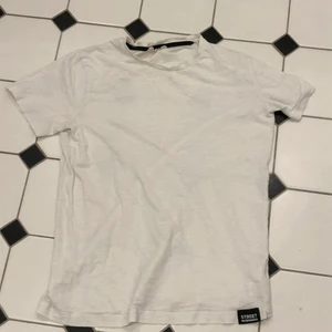 Vit street tröja.  - Vitt chill tröja från KappAhl. Size: S