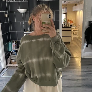 Sweatshirt  - Säljer nu denna snygga unika sweatshirten från pull and beer eftersom den inte kommer till användning löngre