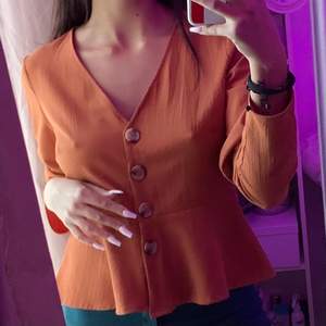Elegant tröja med knappar o snygg orange färg! Passar även L