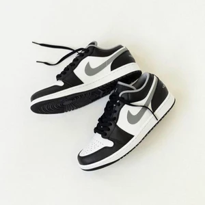 Jordan 1 Low Particle Grey 👟 - Jordan 1 Low Particle Grey 👟  Tillgänglig i storlekar⬇️ • EU38 • EU38,5 • EU40 • EU42 • EU43 • EU44  • Pris: 1799kr   • Skick: DS/Oanvänd  • Vi nås genom dm för eventuella frågor eller funderingar!  • Flera bilder fås via dm  #erisneakers 