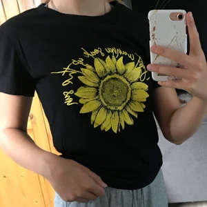 T-shirt - Säljer en fin t-shirt som aldrig har används innan. Den är i väldigt bra skick och säljer för att jag inte använder den😊köparen står för frakten 