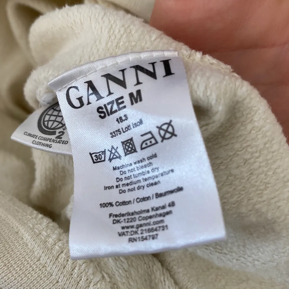 Benvit hoodie med tryck från Ganni AW18 kollektion. Storlek M men passar även mindre. Sparsamt använd, i väldigt bra skick! Köpt för över 1000kr, säljer för 300kr.. Tröjor & Koftor.