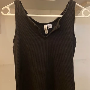 Linne - Svart linne i strl M! Insydda band pågrund av att den va lite stor