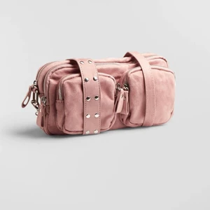 Gina tricot väska - Säljer denna fina väska eftersom att jag känner att detta inte är min stil längre. Den e bra med förvaring får plats med mycket saker 