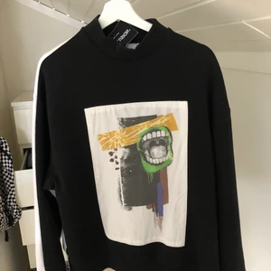 Unisex och oversized sweatshirt - En jättefin tjocktröja som tyvärr inte kommit till användning. Storleken är 2XS men eftersom den är både unisex och oversized så är den otroligt stor i storleken och jag anser att den mer är storlek L. Skriv om du är intresserad!🥰